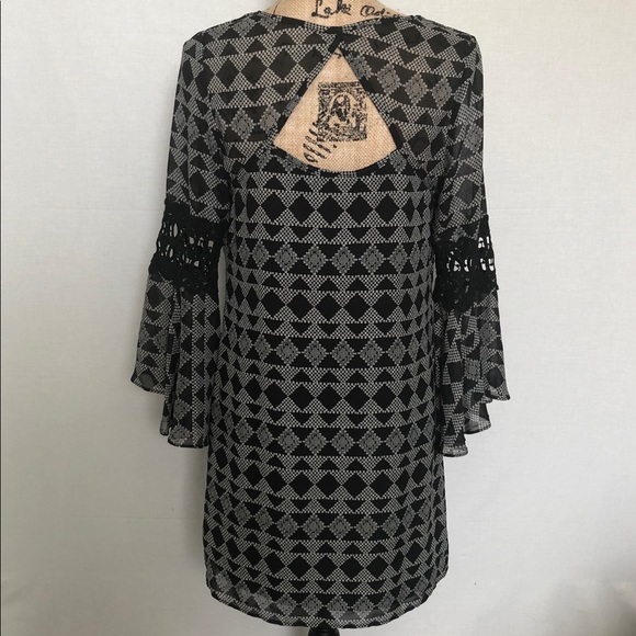 A.Byer  dress bell sleeves keyhole Sz M - Picture 4 of 8